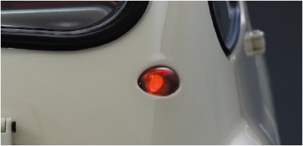 テールランプは、コントローラーのブレーキペダルやウインカースイッチと連動して点灯、点滅。